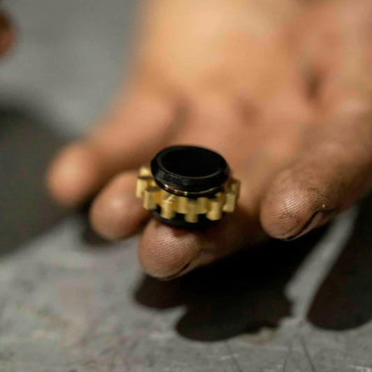 Person holding the Mini Cog by Kaiko Fidgets in Black