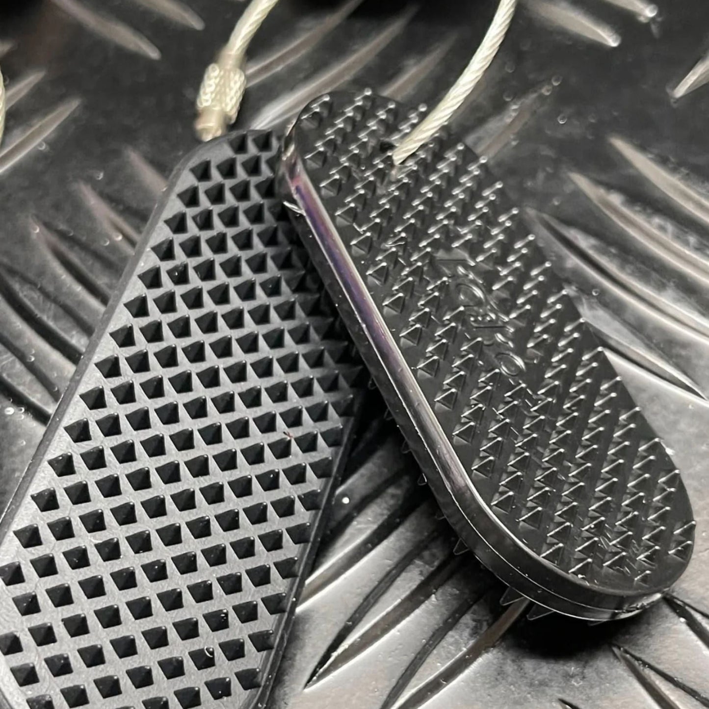 Close up of Spikeyring with Dual Pads by Kaiko in Black - Harm & Picking Support